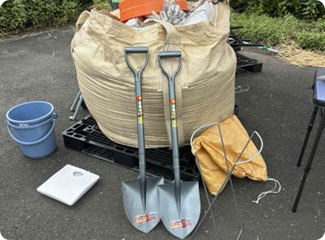 ①肥料を持参した袋に詰める。