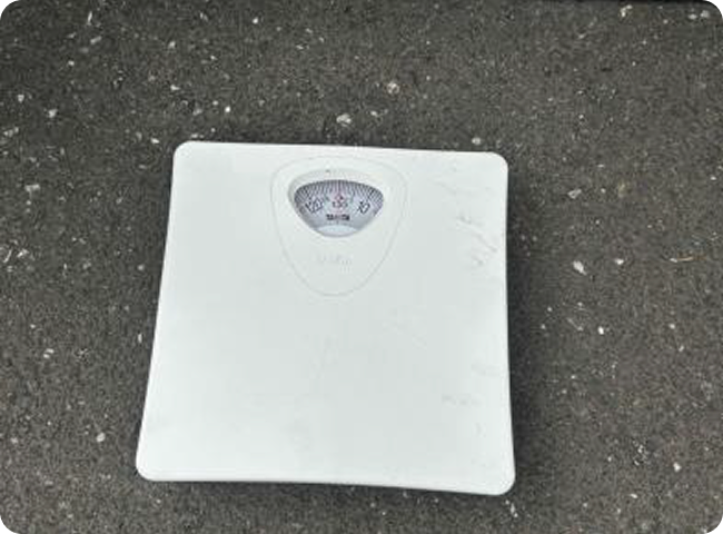 ②詰めた肥料を計量する。