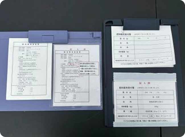 ③受付簿に必要事項を記入。保証票に肥料の量を記入。